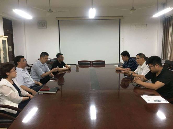 裝飾公司總工姜樹仁及設(shè)計(jì)所負(fù)責(zé)人與山東建筑大學(xué)藝術(shù)學(xué)院院長（左起）薛院長，副院長陳院長，藝術(shù)學(xué)院黨委書記倪院長，黨委副書記李院長。召開校企聯(lián)合交流會。