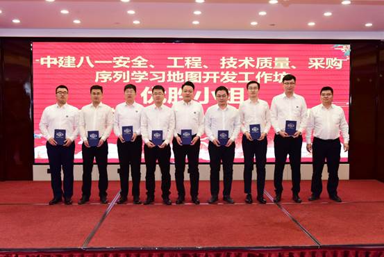 一群人站在一起合影
      描述已自動生成